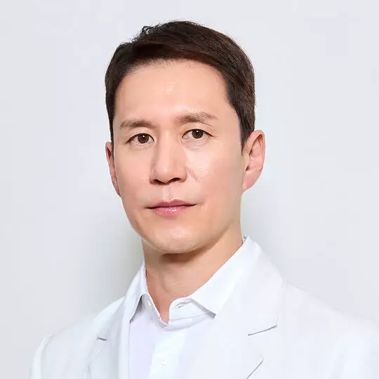 Portrait of Dr. Hong, leading dermatologist at hus,hu Clinic and Helena Rubinstein partner.