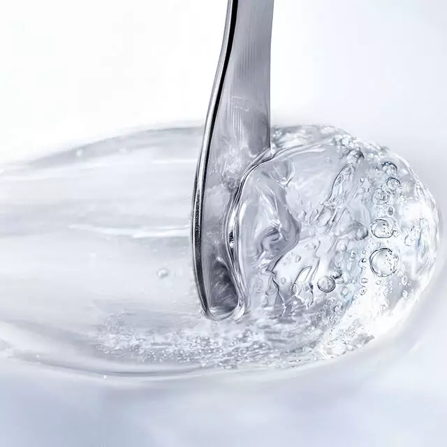 Sensorial and high-performance cleansing texture by Helena Rubinstein for a purified and soft skin feel.